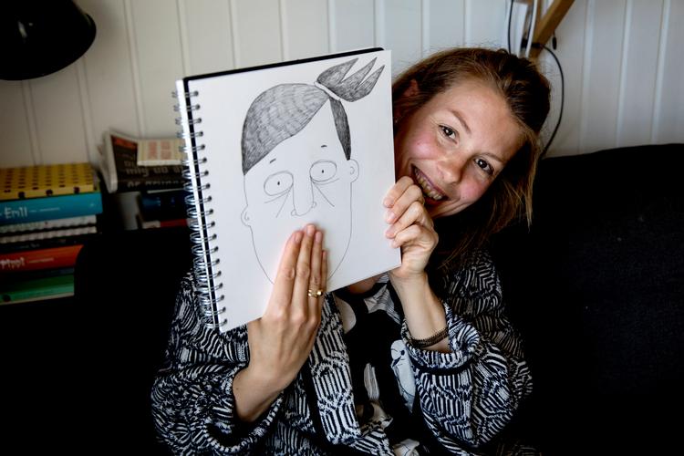 Tegner Line Kjeldsen Jensen har netop udgivet sin graphic novel nummer to. Opfølgeren til hittet 'Hver dag starter det forfra'. Foto: Finn Frandsen/POLFOTO