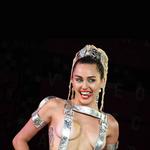 Miley Cyrus hiver nærmest en ny personlighed frem, hver gang hun udgiver en plade. Denne gang er hun tilbage i det beskidte hiphop-spor. 
   Foto: Jordan Strauss/AP