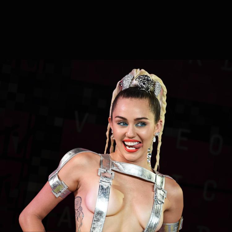 Miley Cyrus hiver nærmest en ny personlighed frem, hver gang hun udgiver en plade. Denne gang er hun tilbage i det beskidte hiphop-spor. 
   Foto: Jordan Strauss/AP