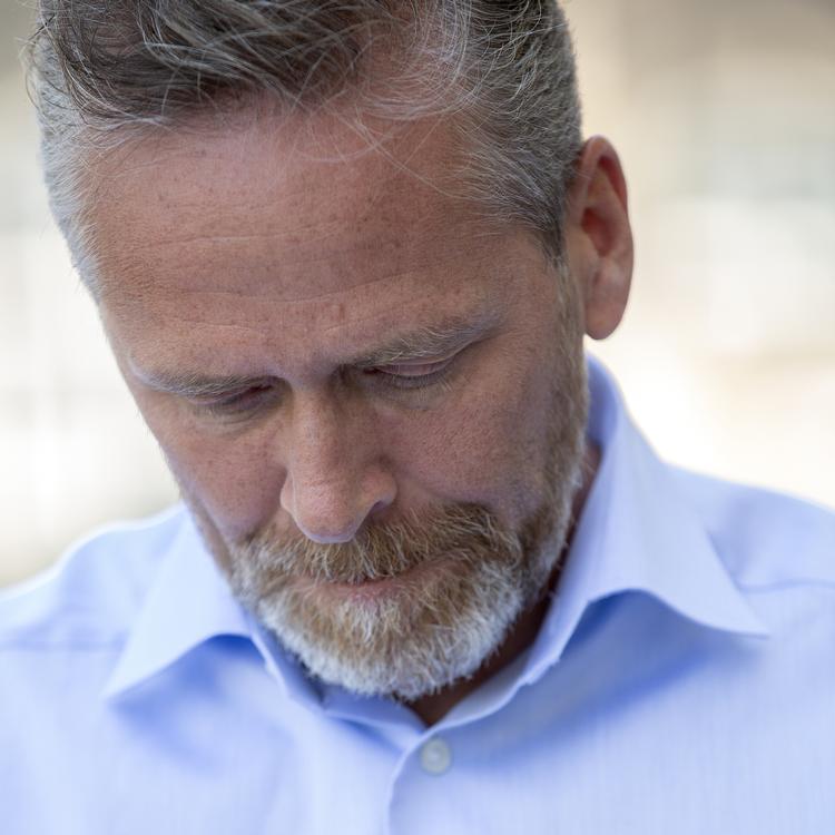 En bevæget partileder sagde i dag farvel - helt farvel. Til politik.
   Foto: Peter Hove Olesen/POLFOTO