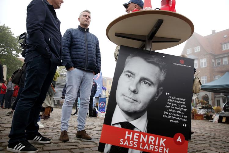 Henrik Sass Larsen under valgkamp på torvet i Køge
   Foto: Jens Dresling/POLFOTO