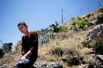 Palæstinensisk familie i Hebron. Muren ind til den israelske bosættelse Kiryat Arba (bygget i 1972, fem år efter seksdageskrigen) er bygget på denne families jord.
   Foto: Nanna Navntoft/POLFOTO