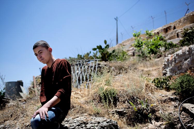 Palæstinensisk familie i Hebron. Muren ind til den israelske bosættelse Kiryat Arba (bygget i 1972, fem år efter seksdageskrigen) er bygget på denne families jord.
   Foto: Nanna Navntoft/POLFOTO