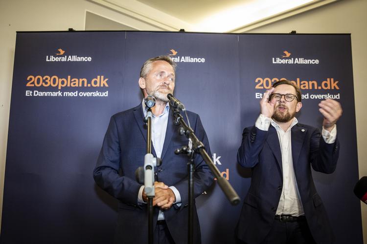 Anders Samuelsen og en af hans mulige efterfølgere, Simon Emil Ammitsbøll-Bille, på valgaftenen. Foto: Jens Hartmann Schmidt/POLFOTO