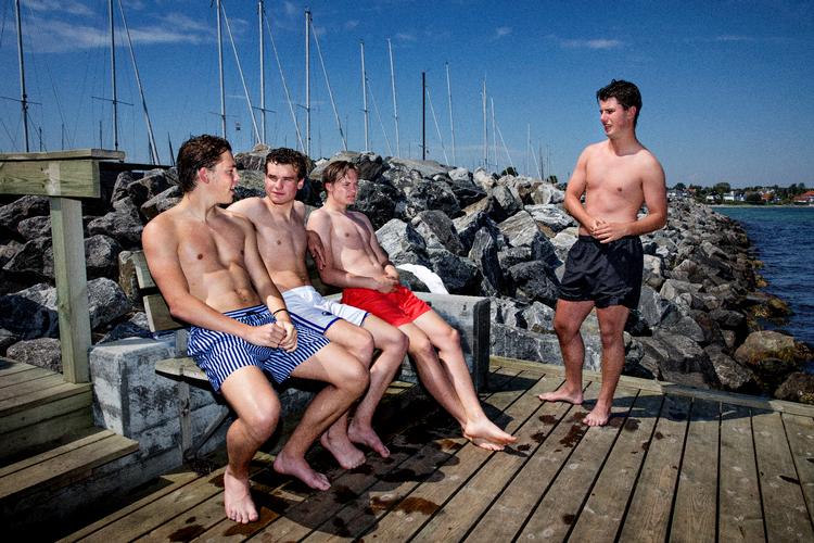 Fire venner fra Rungsted Gymnasium skyllede LA's deroute og en eksamensdag ned i Rungsted Havn. Fra venstre: Johan Heilmann, Magnus Nordmann, Gustav Bandier og Frederik Christensen.   Foto: Jacob Ehrbahn/POLFOTO