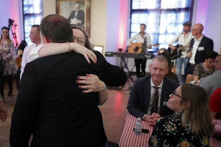 Martin Henriksen fik en krammer, da han i går ankom til Dansk Folkepartis valgfest.
   Foto: Jens Dresling/POLFOTO