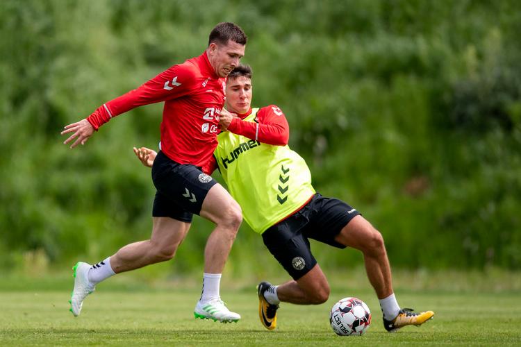 Pierre-Emile Højbjerg i træningsaktion for det danske fodboldlandshold. Den unge spiller fra Southampton er en gave til landsholdet. Sprællevende og reflekterende.
 Foto: Thomas Sjørup/Ritzau Scanpix