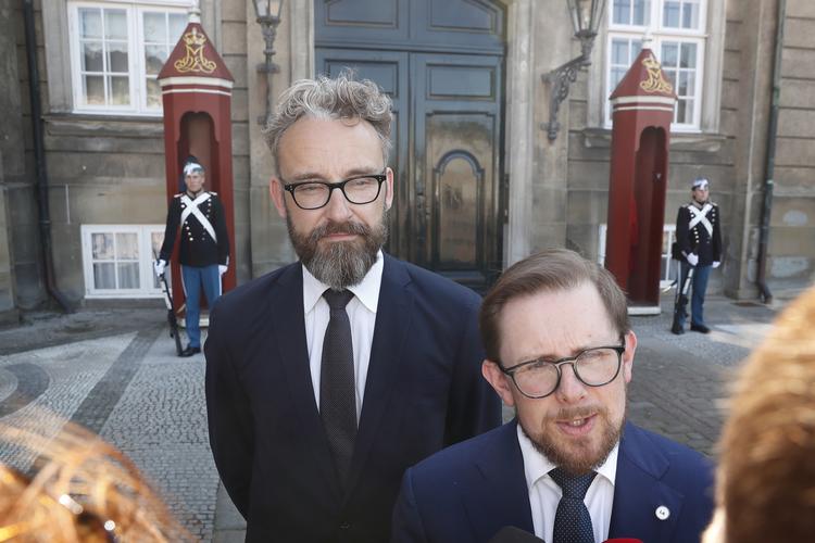 Liberal Alliance har endnu ikke udpeget en ny politisk leder, efter at Anders Samuelsen i går meddelte, at han trækker sig. I stedet repræsenterer Simon Emil Ammitzbøll-Bille og Ole Birk Olesen partiet ved dagens forhandlinger.  
    FV19: Dronningerunde på Amalienborg. Transport-, bygnings- og boligminister Ole Birk Olesen og Økonomi- og indenrigsminister Simon Emil Ammitzbøll-Bille taler med pressen.
   Foto: Jens Dresling/POLFOTO