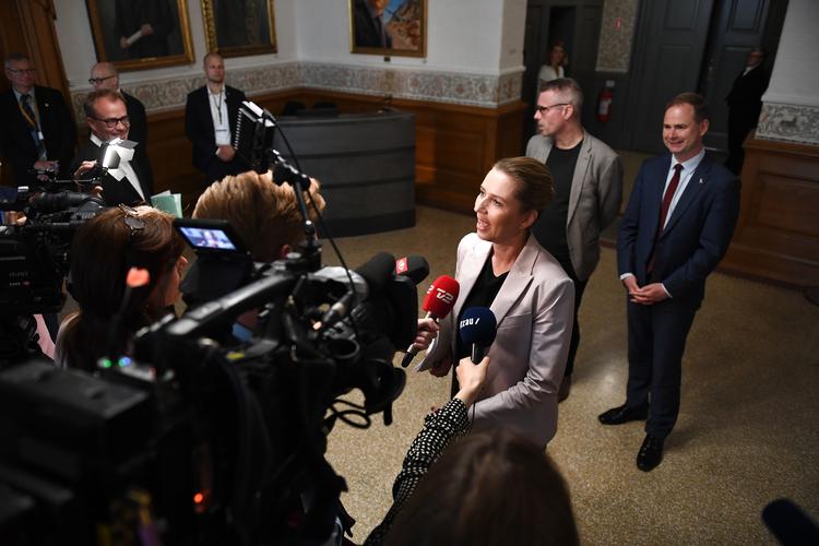 Mette Frederiksen, Henrik Sass Larsen og Nicolai Wammen ankommer til lokalerne på Christiansborg hvor de første regeringsforhandlinger skal foregå i dag. Foto: Mads Claus Rasmussen/Ritzau Scanpix