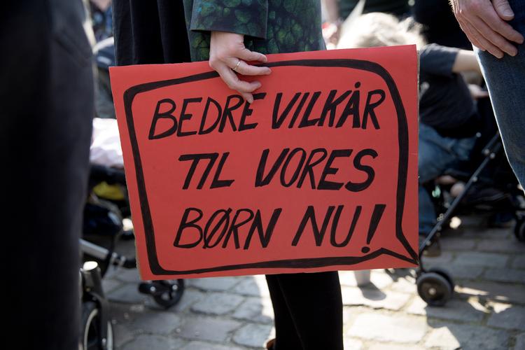 Flere tusinde mennesker demonstrerede i april på grund af mangel på pædagoger i landets daginstitutioner (arkivfoto). Foto: Jacob Ehrbahn/POLFOTO
