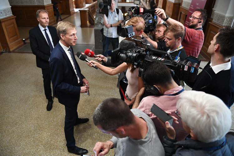 Kristian Thulesen Dahl fra Dansk Folkeparti ankommer lokalet på Christiansborg hvor regeringsforhandlingerne er gået i gang i dag.  Foto: Mads Claus Rasmussen/Ritzau Scanpix