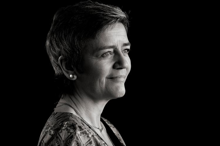 Hun får måske brug for sit strikketøj ... for slutspillet om topposterne i EU er i gang, men Margrethe Vestager er sat i venteposition uden at kunne gøre mere. 
   Foto: Peter Hove Olesen/POLFOTO
