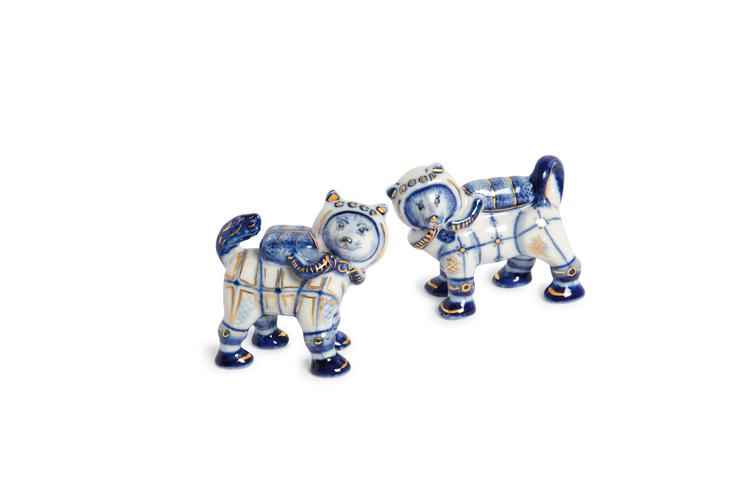 Porcelænsfigurer af Belka og Strelka i deres kosmonautdragter. Foto fra bogen 'Space Dogs'. Foto: Laurence King Publishing Ltd