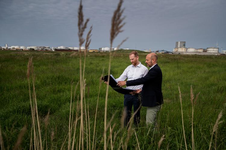 Skanskas administrerende direktør Peter Nymann-Jørgensen (til hø'jre) og virksomhedens forretningsudviklingschef Ib Kaa har store forventninger til en kommende bydel på Kløverparken. Men genoplivning af et benzindepot på Prøvestenen bagved kan sætte en stopper for den drøm.
   Foto: Jacob Ehrbahn/POLFOTO