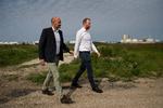 
Skanskas administrerende direktør Peter Nymann-Jørgensen (i jakke) og forretningsudviklingschef Ib Kaa håber, at det spinkle politiske flertal på Københavns Rådhus holder fast og ikke giver miljøtilladelse til benzindepotet, der kan stikke en kæp i hjulet på byggeri af en ny bydel på Kløverparken    
   Foto: Jacob Ehrbahn/POLFOTO