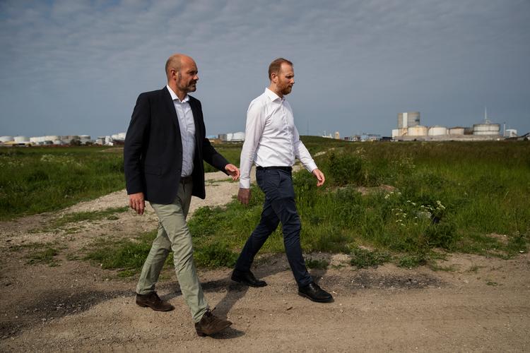 
Skanskas administrerende direktør Peter Nymann-Jørgensen (i jakke) og forretningsudviklingschef Ib Kaa håber, at det spinkle politiske flertal på Københavns Rådhus holder fast og ikke giver miljøtilladelse til benzindepotet, der kan stikke en kæp i hjulet på byggeri af en ny bydel på Kløverparken    
   Foto: Jacob Ehrbahn/POLFOTO