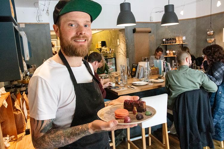 Interessen for vegansk mad er vokset så meget i Malmø, at Matkaravan, som arrangerer gåture med smagsprøver på specialiteter fra hele verden, har udvidet med en vegansk tur i kvarteret omkring Möllevångstorget. 