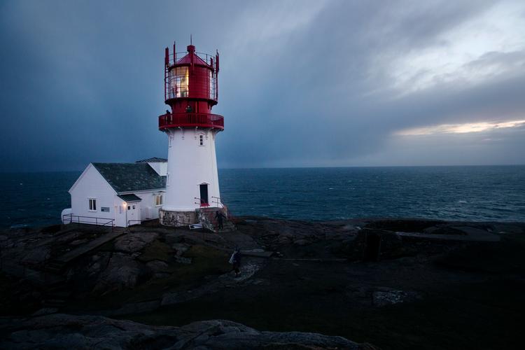 Ved Lindenes Fyr kan besøgende opleve naturen i dens vildeste form og skal passe på hat og briller og flyvende fisk.. 
   Foto: Emma Sejersen/POLFOTO