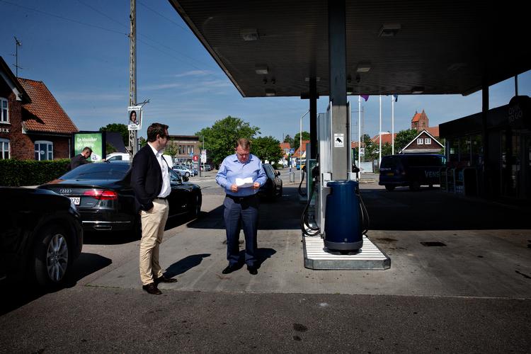 
Intet tyder på, at Lars Løkke Rasmussen har tænkt sig at forlade posten som formand for Venstre. Her gør han holdt på en tankstation i Slangerup onsdag formiddag efter at have holdt grundlovstale. Foto: Martin Lehmann 
   Foto: Martin Lehmann/POLFOTO