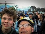 Her skulle egentlig have været et foto af Christian Munch Skylv, der stemmer for første gang. Men vi synes, det var sjovere med Friday Night Skate. Ham uden briller er den myndige.  Foto: Per Munch