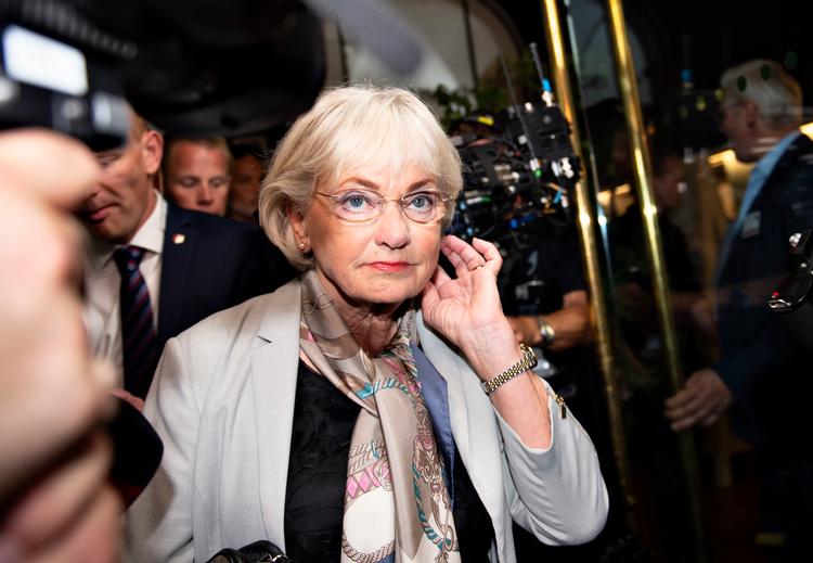 På valgaftenen tog Pia Kjærsgaard moderrollen i Dansk Folkeparti på sig og gik rundt og snakkede med sine partikolleger om, at nu må de holde sammen og gøre det bedre næste gang. 
 Foto: Henning Bagger/Ritzau Scanpix