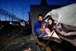De seneste fire år er hundredtusindvis af flygtninge gået i land på den græske ø Lesbos, hvor mange strander i flygtningelejren Moria. 32-årige Kamal Allakbar Fattahi er iransk kurder, men født i Irak. Hans kone er Chinour JumaaTaishi (24 år), og datteren hedder Asia og fylder snart 3. De mistede alt i krigen, og alt bliver vanskeligere af, at han lider af epilepsi. Foto: Jacob Ehrbahn/POLFOTO