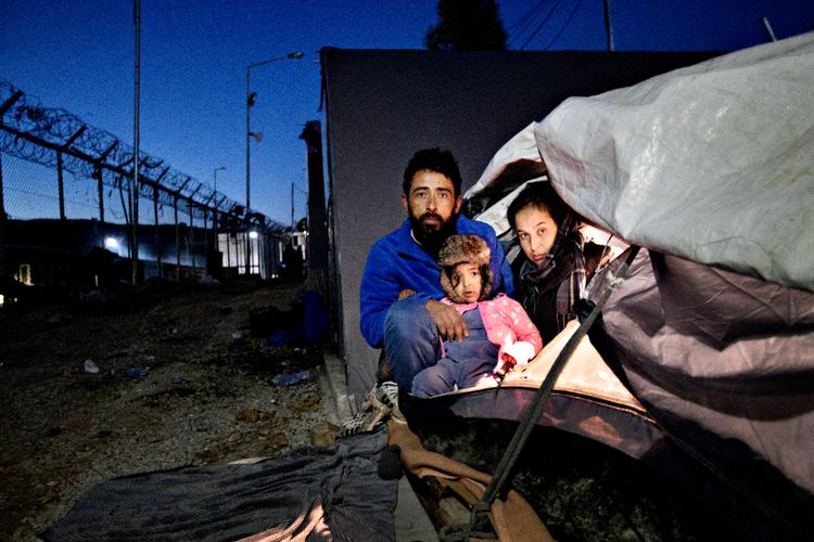 De seneste fire år er hundredtusindvis af flygtninge gået i land på den græske ø Lesbos, hvor mange strander i flygtningelejren Moria. 32-årige Kamal Allakbar Fattahi er iransk kurder, men født i Irak. Hans kone er Chinour JumaaTaishi (24 år), og datteren hedder Asia og fylder snart 3. De mistede alt i krigen, og alt bliver vanskeligere af, at han lider af epilepsi. Foto: Jacob Ehrbahn/POLFOTO