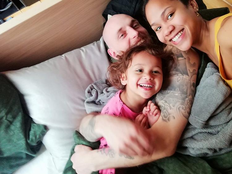 Familien Klokkerholm fra Hobro, som består af far Frederik, mor Renée og Cataleya på to år, forlader i dag Danmark, fordi Renée har fået inddraget sin opholdstilladelse efter at have taget en danskprøve for sent. Foto: Privatfoto