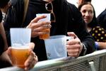 Northsides gæster er overraskende meget med på festivalens nye genbrugssystem. I stedet for engangsbægre får de glas i hård plast, og 95 procent ryger via en vasketruck tilbage i barerne. Foto: Finn Frandsen/POLFOTO