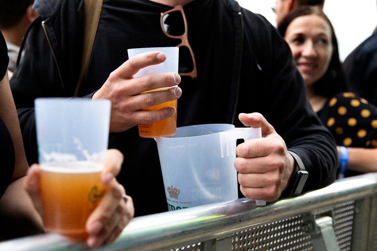 Northsides gæster er overraskende meget med på festivalens nye genbrugssystem. I stedet for engangsbægre får de glas i hård plast, og 95 procent ryger via en vasketruck tilbage i barerne. Foto: Finn Frandsen/POLFOTO