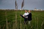 Kløverparken klos op ad Prøvesten ejes af Skansk, der gerne vil bygge boliger der. Men det kommende benzindepot ser ud til at bremse det projekt. Her er adm. direktør i Skanska Peter Nymann-Jørgensen (i jakke) og forretningsudviklingdirektør Ib Kaa på den øde grund, der måske ikke kan blive en ny bydel. Foto: Jacob Ehrbahn/POLFOTO