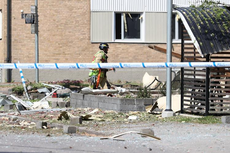 
    En voldsom eksplosion, som formentlig var en bombe, rystede fredag formiddag den centrale del af den sydsvenske by Linköping.
Omkring 20 mennesker blev lettere kvæstet og adskillige bygninger blev beskadiget, siger politiet.Photo by JEPPE GUSTAFSSON / TT News Agency / AFP) / Sweden OUT
   Foto: Jeppe Gustafsson/Ritzau Scanpix