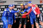 Remco Evenepoel (yderst til venstre) var hovedpersonen, da Deceunick-Quick Step sikrede sig sejren på 1. etape af Hammer Series Limburg. Her fejres triumfen med blandt andre den danske mester Michael Mørkøv. Foto: Luc Claessen/Getty Images. 