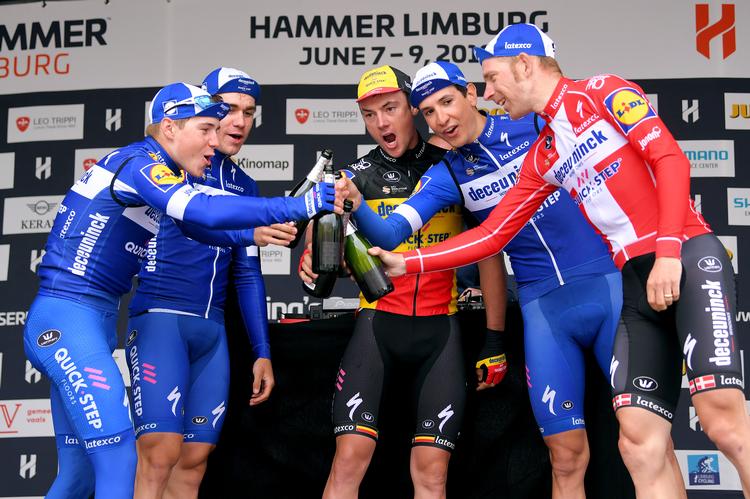 Remco Evenepoel (yderst til venstre) var hovedpersonen, da Deceunick-Quick Step sikrede sig sejren på 1. etape af Hammer Series Limburg. Her fejres triumfen med blandt andre den danske mester Michael Mørkøv. Foto: Luc Claessen/Getty Images. 