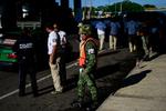 Mexicanske grænsevagter tjekker rejsende ved byen Tapachula. Foto: Pedro Pardo/Ritzau Scanpix
