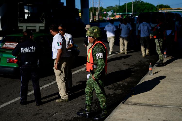 Mexicanske grænsevagter tjekker rejsende ved byen Tapachula. Foto: Pedro Pardo/Ritzau Scanpix