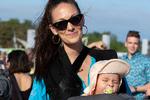 Wiebke Averbeck, 32, er en af de mange forældre, der har baby med på festival. Antonia på 6 måneder får et par solide ørebøffer, når musikken spiller. Foto: Finn Frandsen/POLFOTO