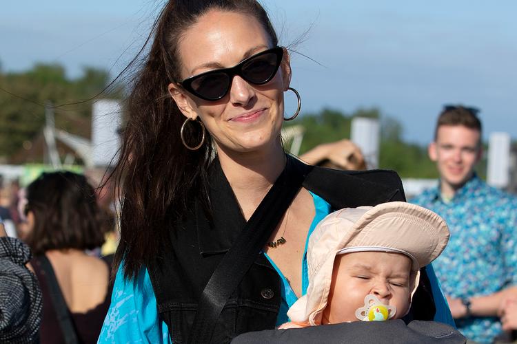 Wiebke Averbeck, 32, er en af de mange forældre, der har baby med på festival. Antonia på 6 måneder får et par solide ørebøffer, når musikken spiller. Foto: Finn Frandsen/POLFOTO