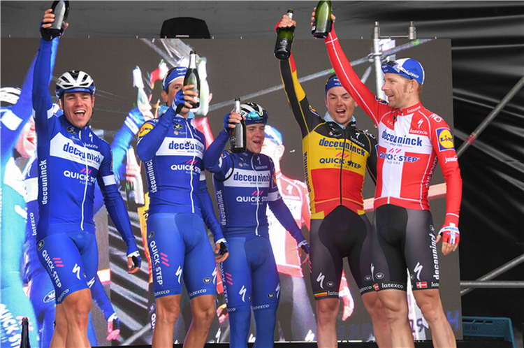 Også på andendagen af Hammer Series kunne Deceuninck-Quick Step juble over en imponerende triumf. Fra venstre ses Fabio Jakobsen, Davide Martinelli, Remco Evenepoel, Yves Lampaert og Michael Mørkøv. Foto: Luc Claessen/Getty Images. 