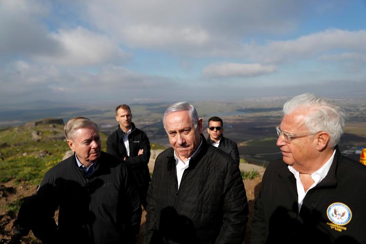 Her ses den amerikanske præsident i Israel, David Friedman (th.) sammen med den israelske præsident Benjamin Netanyahu (midtfor) og den republikanske senator fra USA Lindsey Graham. Arkivfoto. Foto: Ronen Zvulun/Ritzau Scanpix