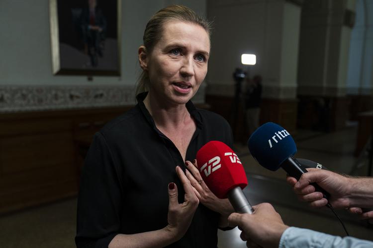 
    Den kongelige undersøger, Socialdemokraternes leder Mette Frederiksen, forlader forhandlingslokalet efter sine sonderinger blandt de partier, der har peget på hende som statsminister, lørdag aften den 8. juni 2019. Der indkaldes til nye forhandlinger søndag.
   Foto: Martin Sylvest/Ritzau Scanpix