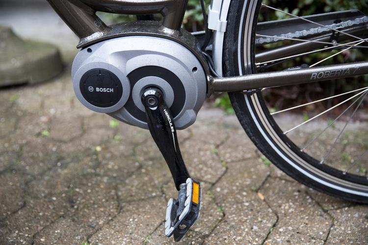 Et tuningskit til 800 kroner kan få denne Boschmotor til at køre dobbelt så hurtigt - 50 km/t. Foto: Miriam Dalsgaard/POLFOTO