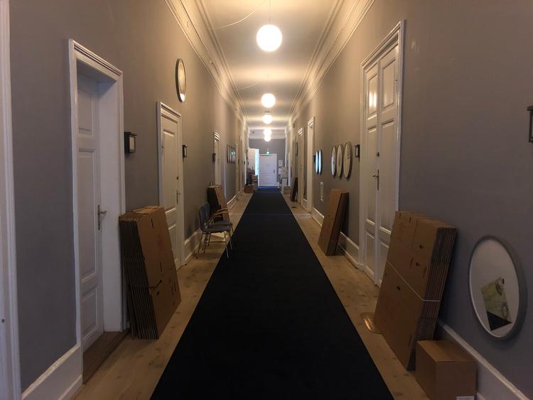 Adskillige medlemmer af Liberal Alliance gør klar til at forlade Christiansborg, og kasserne til deres ting står parat på gangen uden for deres nu tidligere kontorer.  Foto: Anders Bæksgaard