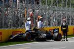 Kevin Magnussen forlader sin racer efter at være braget ind i en barriere. Foto: Dan Mullan/Ritzau Scanpix