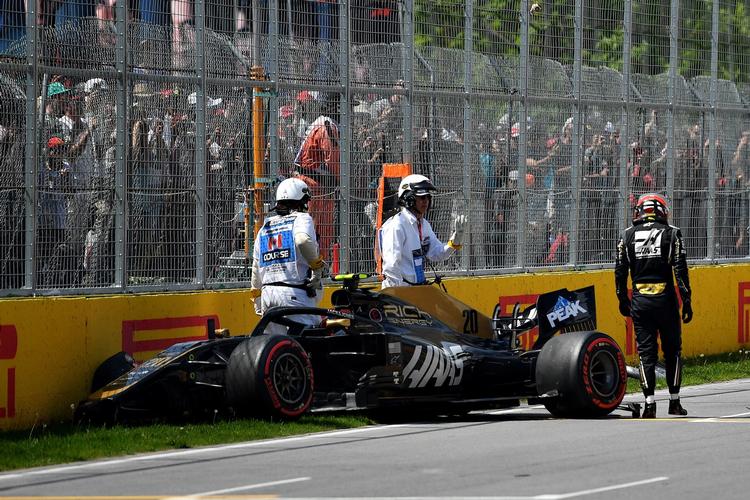Kevin Magnussen forlader sin racer efter at være braget ind i en barriere. Foto: Dan Mullan/Ritzau Scanpix