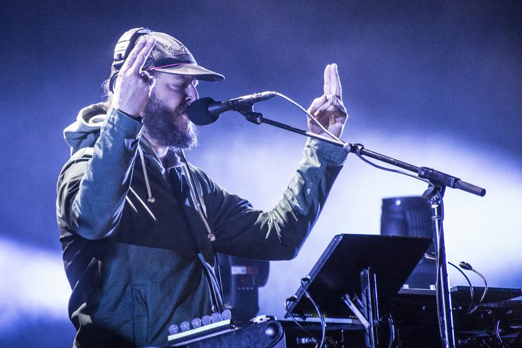 Bon Iver er hovednavnet på årets NorthSide festival i Aarhus. Han lukkede Green Stage efter midnat med, hvad de publikummer vi talte med, kalder et brag af en koncert.  Foto: Helle Arensbak/Ritzau Scanpix