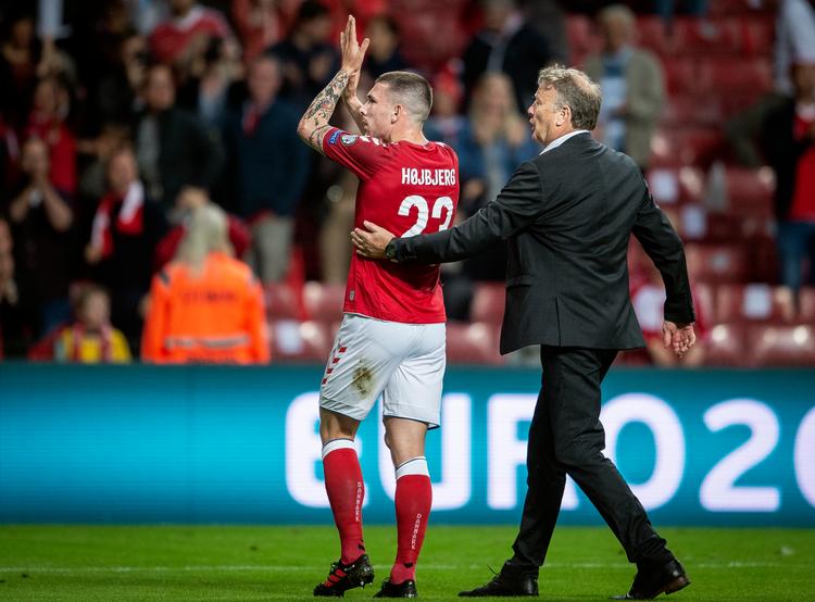 Danmarks Landstræner Åge Hareide og målscorer Pierre Emile Højbjerg takker tilskuerne for opbakningen i EM-kampen i Parken, hvor 1-1 til sidst var en stor skuffelse. For danskerne havde chancer nok til at vinde.
   Foto: Liselotte Sabroe/Ritzau Scanpix