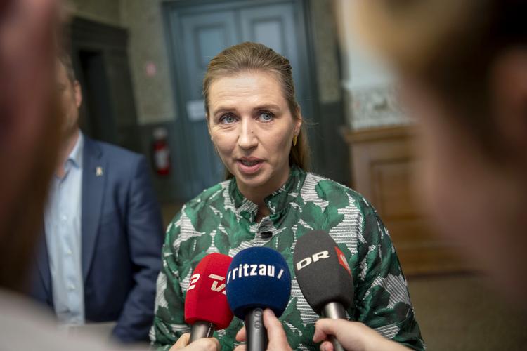 
    Mette Frederiksen er overbevist om, at man kan finde en farbar vej.
»Vi har haft tre gode dage, og der er utrolig meget, vi er enige om. Nu skal vi vise danskerne, at vi kan finansiere de ting også. (Foto: THOMAS SJØRUP/Ritzau Scanpix)
   Foto: Thomas Sjørup/Ritzau Scanpix