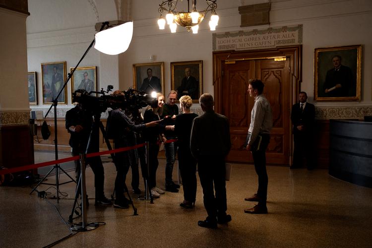 Hvad sker der egentlig bag de lukkede døre under regeringsforhandlingerne med Mette Frederiksen? I går var det Enhedslistens Pernille Skipper, Jakob Sølvhøj og Rune Lund til at mødes med den socialdemokratiske forhandlingsleder. Foto: Peter Hove Olesen/POLFOTO