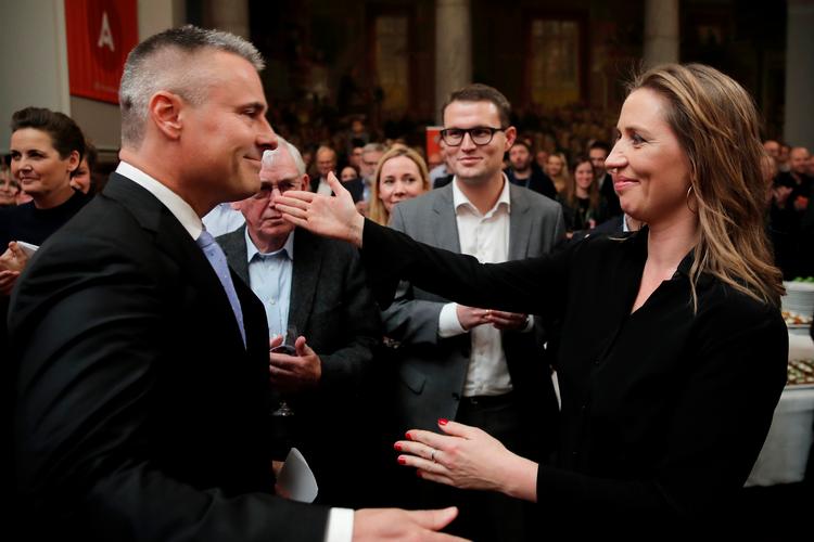 Mette Frederiksen og Henrik Sass Larsen har længe kørt et tæt parløb, men nu må den socialdemokratiske formand videre uden Henrik Sass Larsen. Han har meldt sig syg på ubestemt tid. (arkivfoto) Foto: Jens Dresling/POLFOTO